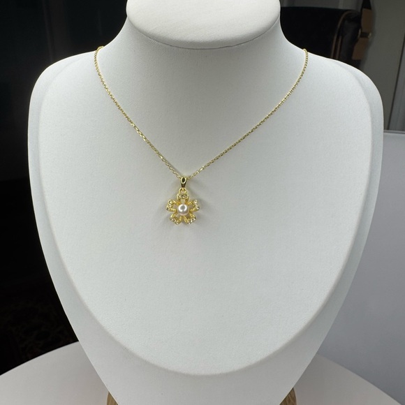 Elegant 14K Gold Flower w/Pearl in Pendant. Necklace comes As A Set w/Earrings - Picture 6 of 6